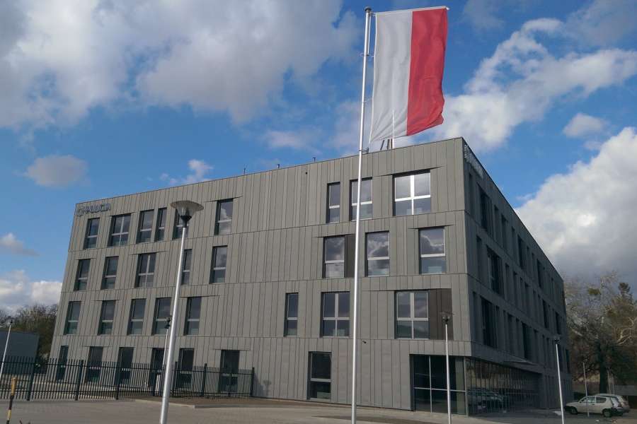 Oznakowanie budynków - komisariat policji, litery przestrzenne, tablice i tabliczki informacyjne, totem, maszty flagowe