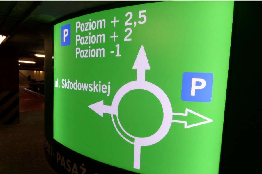 Kasetony reklamowe - podświetlany kaseton z poliwęglanu w aluminiowej ramie - oznakowanie parkingu